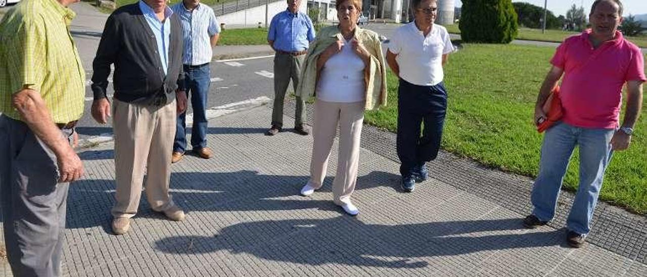 Algunos vecinos que se oponen a los &quot;lombos&quot; en Montecelo. // G.S.