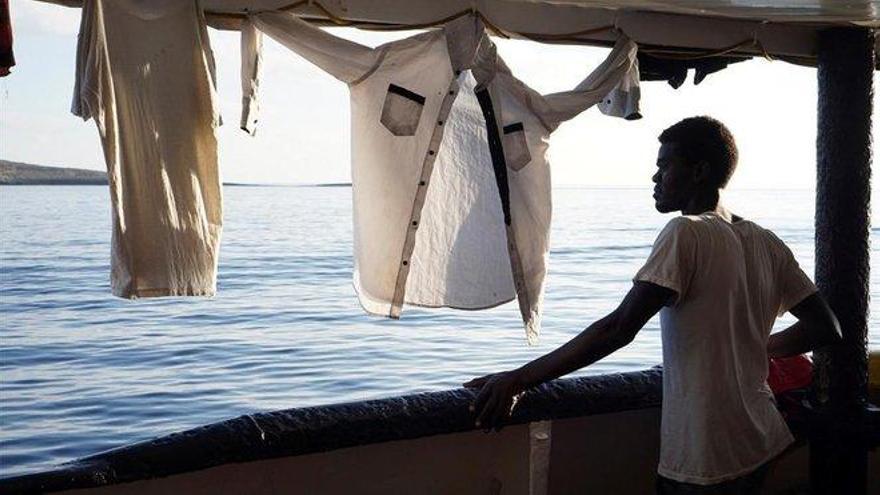 Un barco con 57 migrantes atraca sin problemas en Lampedusa