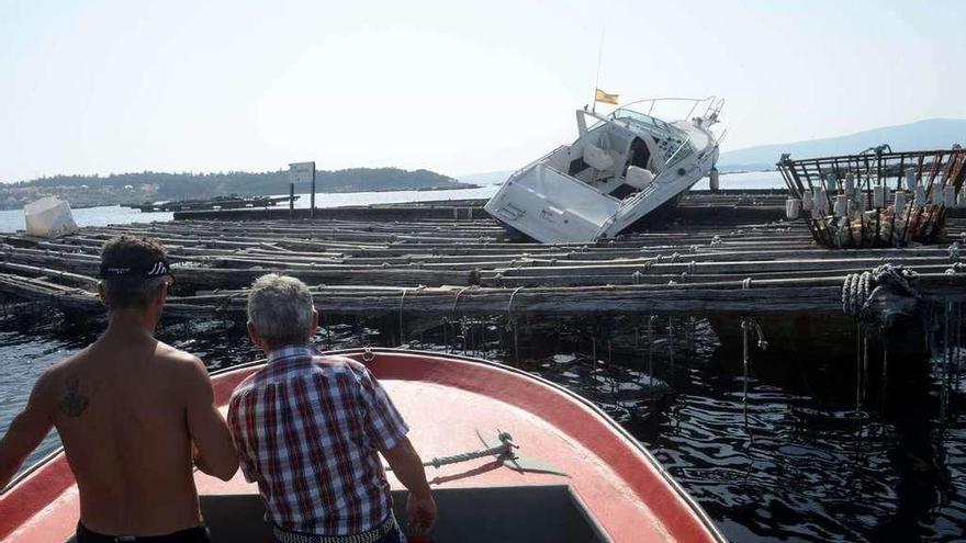 El piloto del barco que acabó sobre una batea resultó herido. // Noé Parga