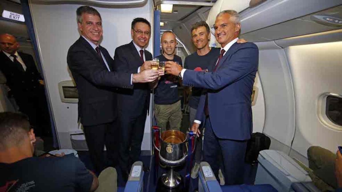 El Barcelona brindó por el título de Copa en el avión de regreso