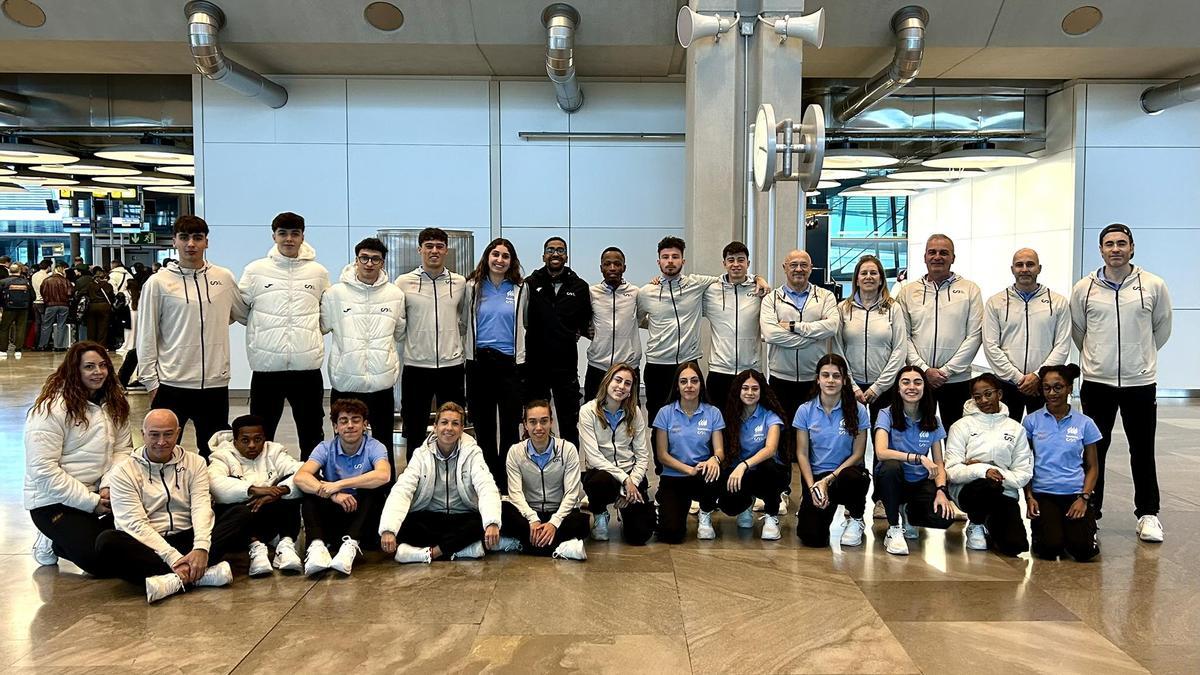 La expedición de España, en el aeropuerto de Madrid, antes de tomar el vuelo hacia USA