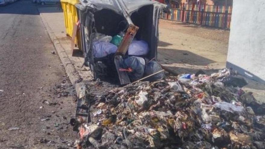 Un coche y una moto arden en la misma calle del Guadalquivir en los últimos dos días