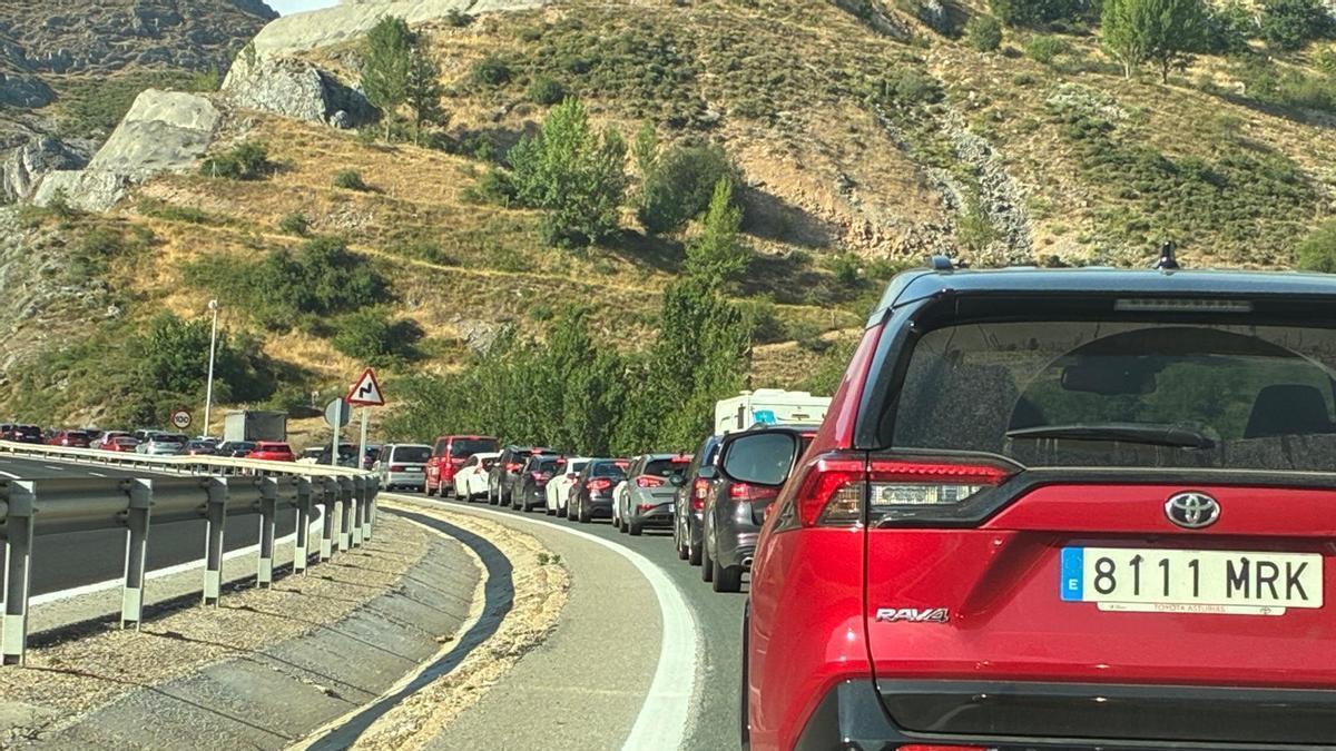 El atasco kilométrico, este domingo, en la vertiente leonesa del Huerna, justo antes del túnel del Negrón.