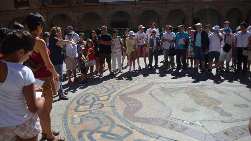 La visita comenzó en el mosaico de Coomonte, de la Plaza Mayor.