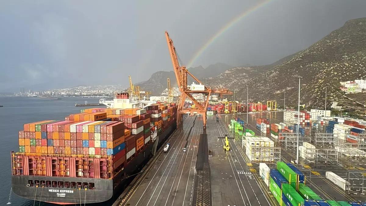 Un barco portacontenedores en el puerto de Santa Cruz.