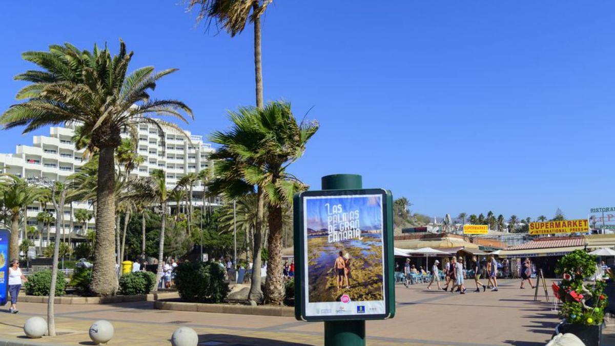 Uno de los carteles publicitarios de la capital, en playa del Inglés. | |