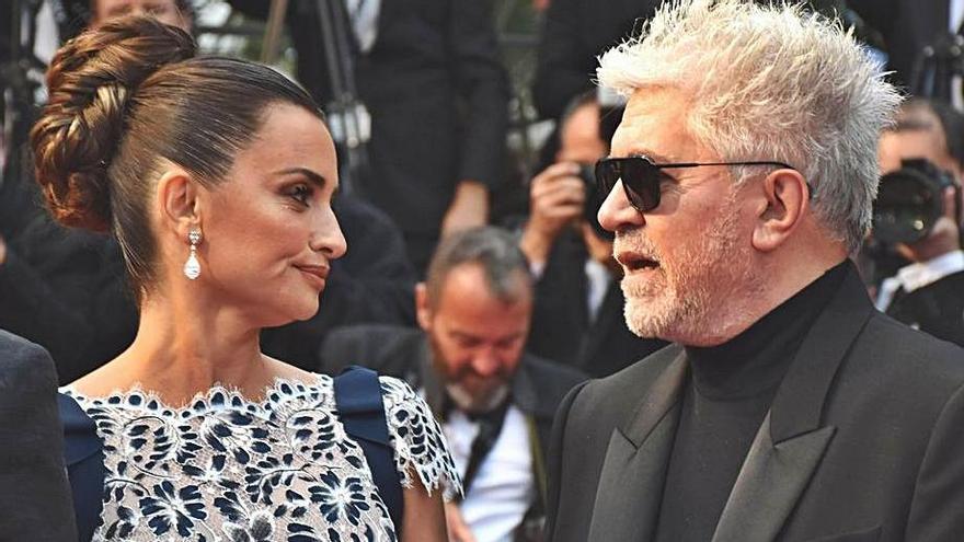 Penélope Cruz y Pedro Almodóvar, en Cannes.  // PIERO OLIOSI