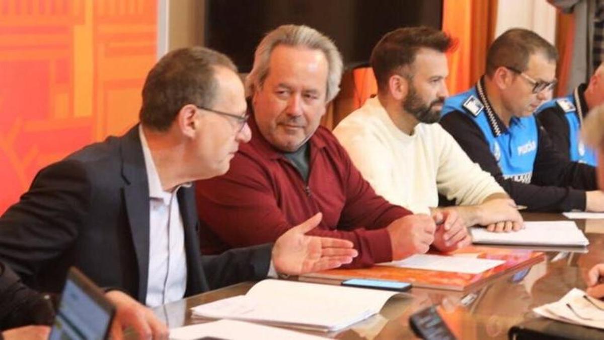 El alcalde de Zamora, Francisco Guarido, flanqueado por el subdelegado del Gobierno, Ángel Blanco, y el teniente de alcalde, David Gago, en la Junta Local de Seguridad Ciudadana.