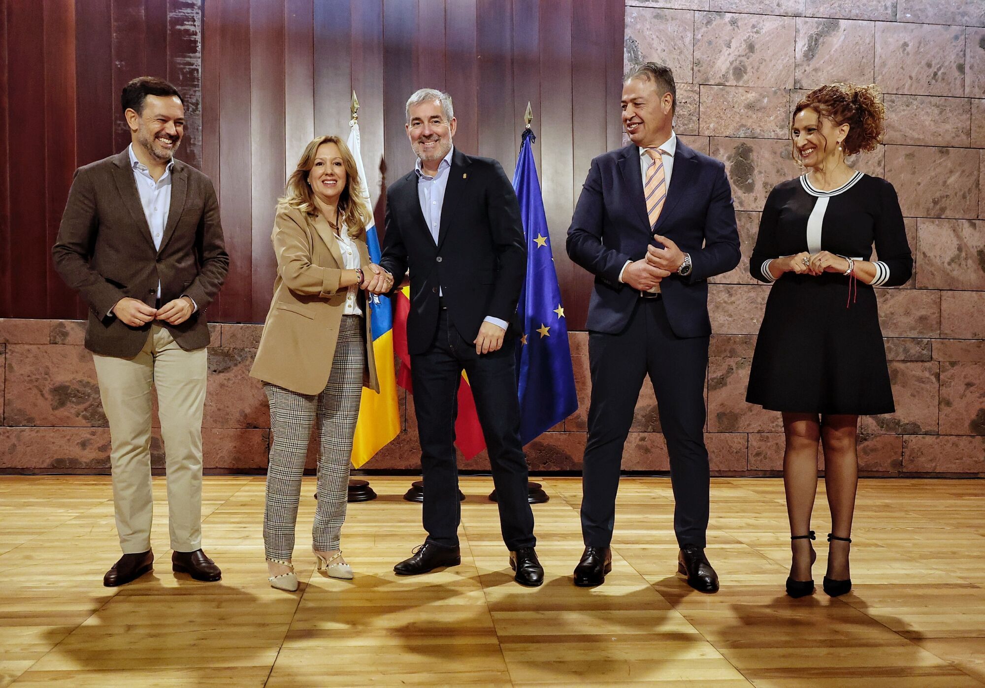 El presidente de Canarias, Fernando Clavijo, y su homóloga en el Cabildo de Tenerife, Rosa Dávila, firman un convenio de cooperación en materia de vivienda.

