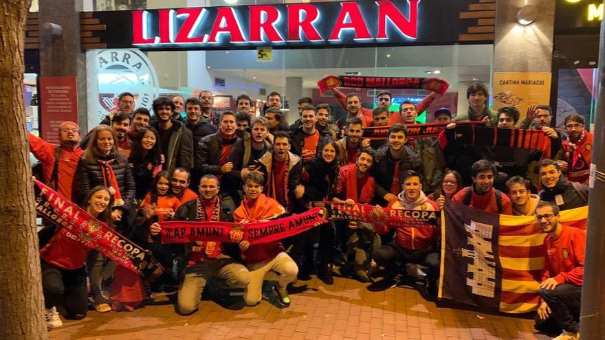 Los mallorquinistas se han reunido en un bar cerca del Camp Nou.