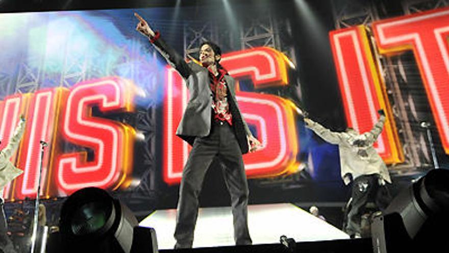 Fotografía cedida por AEG disponible ayer, 29 de junio de 2009, en la que se ve al cantante estadounidense Michael Jackson mientras ensaya para su planeada gira en Londres el 23 de junio de 2009 en el Staples Center de Los Ángeles.