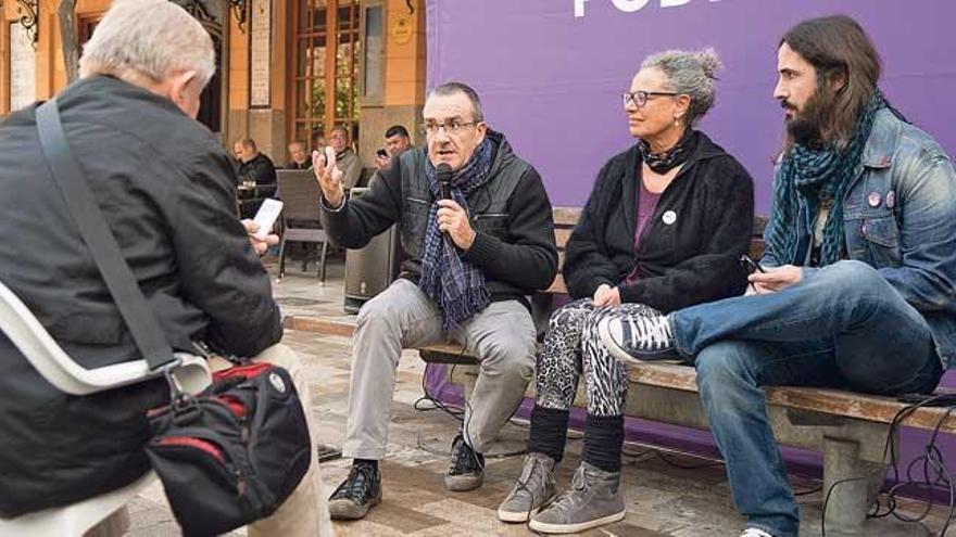 Yllanes, junto a otros representantes de Podemos en Manacor.