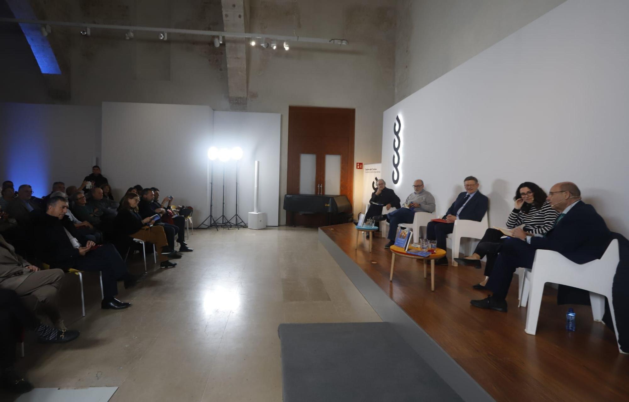 La presentación del libro de Manuel Alcaraz en el Centro del Carme, con Puig y Aitana Mas