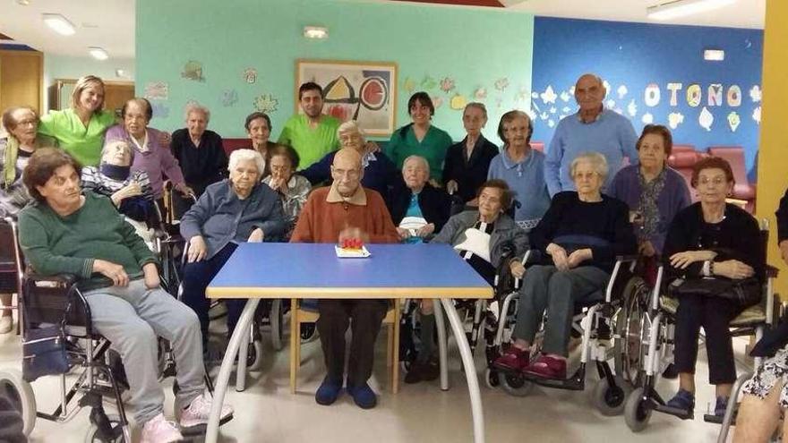 Arturo Crespo Vega, en el centro, junto a otros residentes y personal del centro de Morales del Vino.