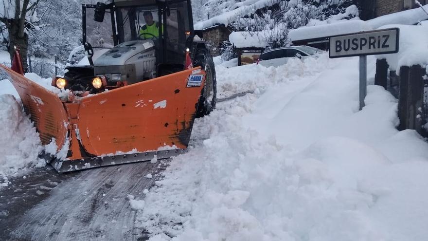 Una quitanieves municipal, en la localidad casina de Buspriz, ayer