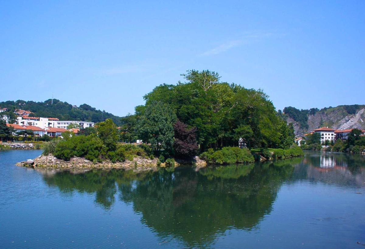 La isla de los Faisanes en el río Bidasoa