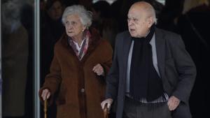 Marta Ferrusola y Jordi Pujol en el funeral de Diana Garrigosa, la mujer del ’expresident’ de la Generalitat y exalcalde de Barcelona Pasqual Maragall, el 12 de febrero del año pasado, en Barcelona.