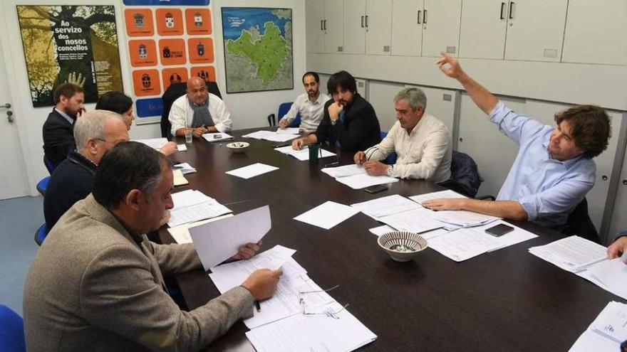 Alcaldes del Consorcio As Mariñas, ayer, en la sede del ente comarcal, en Guísamo.