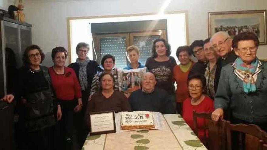 Elisa Vega y Eloy Crespo posan con familiares y amigos.