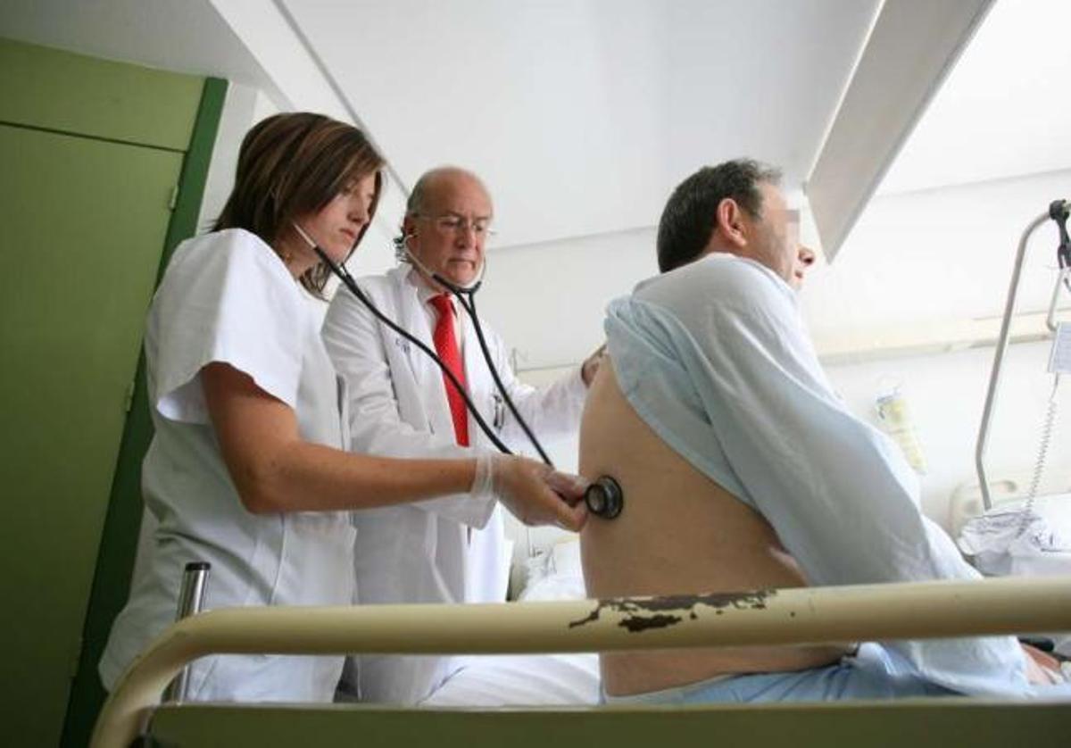 Un facultativo y un médico residente atienden a un paciente. / la opinión