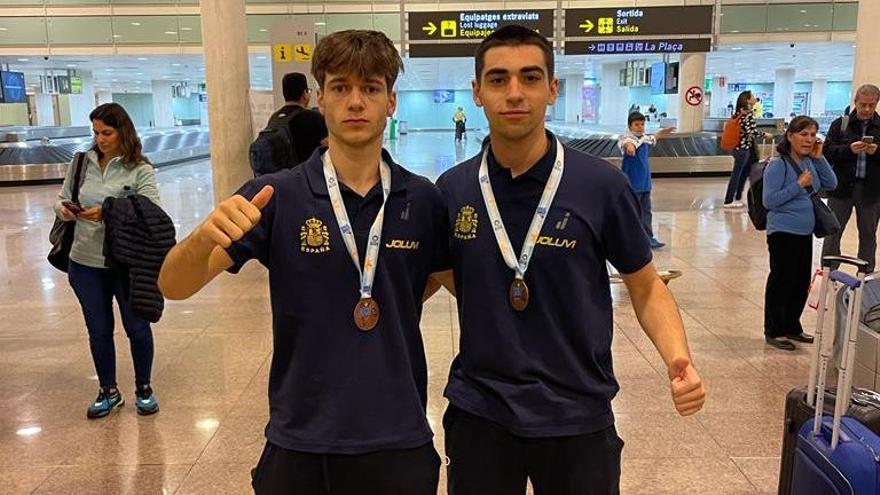 Eloi Cervera i Xavi Bosch, amb les medalles de bronze en tornar a Catalunya