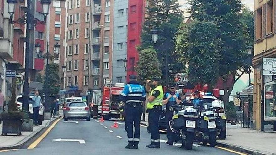 Policías y bomberos, ayer, en la avenida de Pumarín.