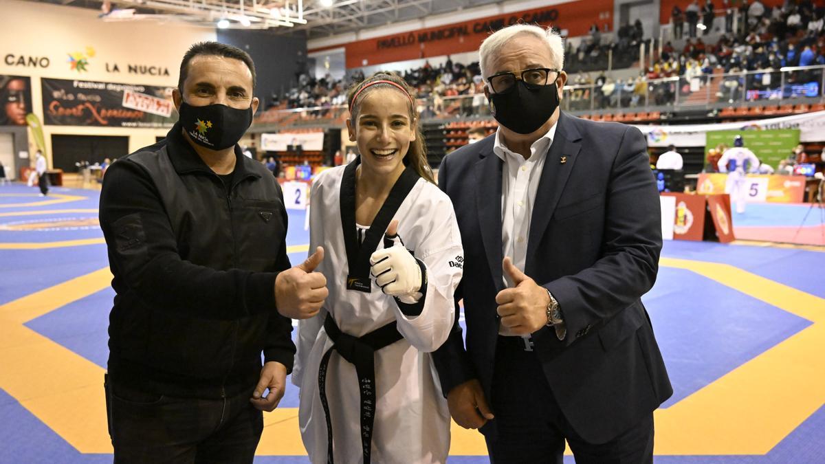 Adriana Cerezo, plata olímpica y campeona de España, junto a Jesús Castellanos, pte. RFET y Bernabé Cano, alcalde de La Nucía.