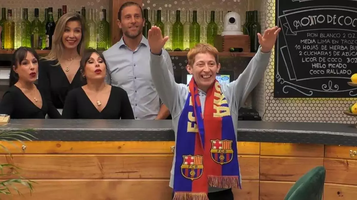 Una comensal de 'First Dates' sorprende cantando el himno del Barça a su cita