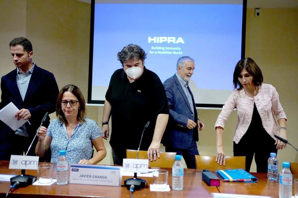 Rueda de prensa de responsables de la farmacéutica Hipra, de izquierda a derecha Borja Cabezón ( representante del ministerio de Exteriores) , Carmen Cámara ( sociedad española de inmunología ) Javier Granda (voal de la junta directiva de Anis) Elia Torroella (HIPRA ) Ángel Gil de Miguel ( catedrático de medicina preventiva ).