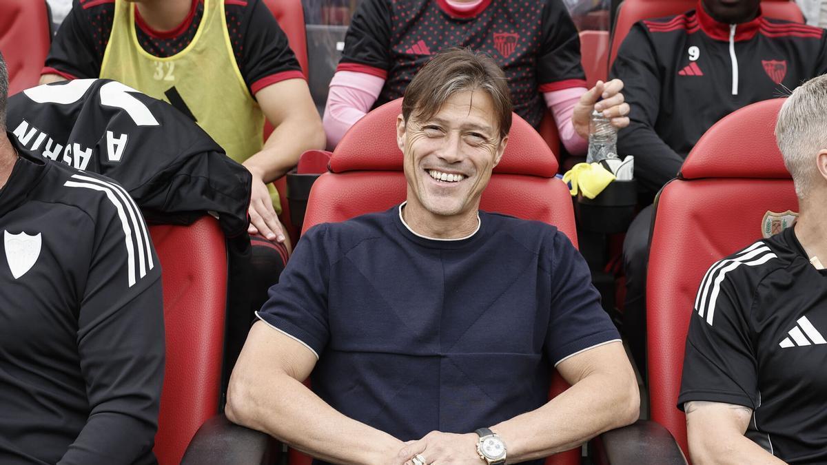 El entrenador del Sevilla, Matías Almeyda, instantes antes del inicio del partido correspondiente a la jornada 7 de LaLiga ante el Rayo Vallecano