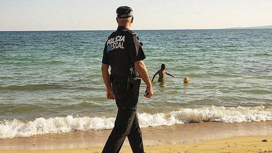 Ortspolizei überwacht nächtliche Sperrung der Strände in Palma