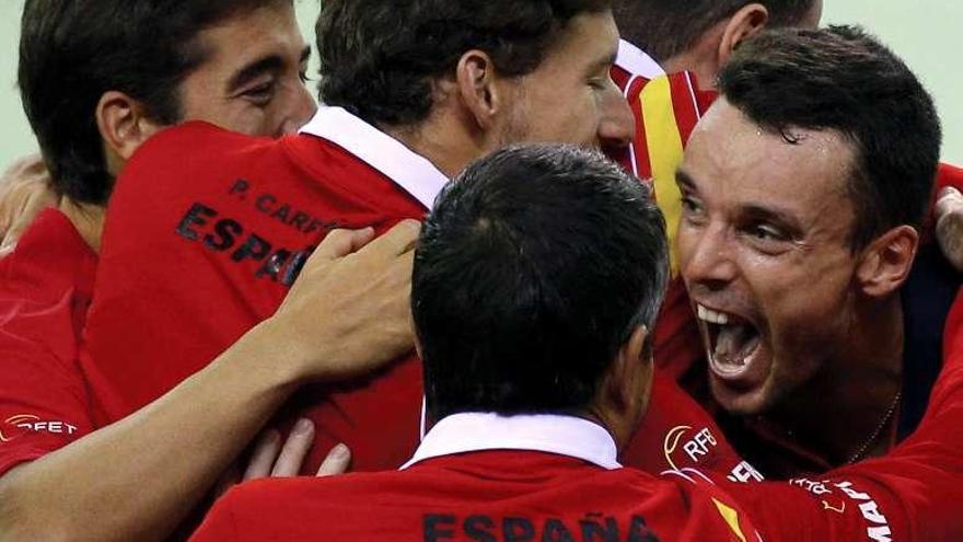 El equipo español se abraza tras el triunfo de Bautista.