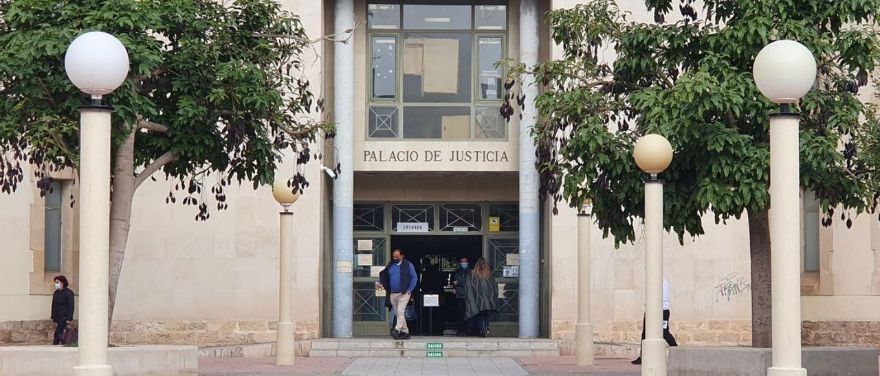 Imagen de la entrada principal al Palacio de Justicia de Alicante. | DELGADO