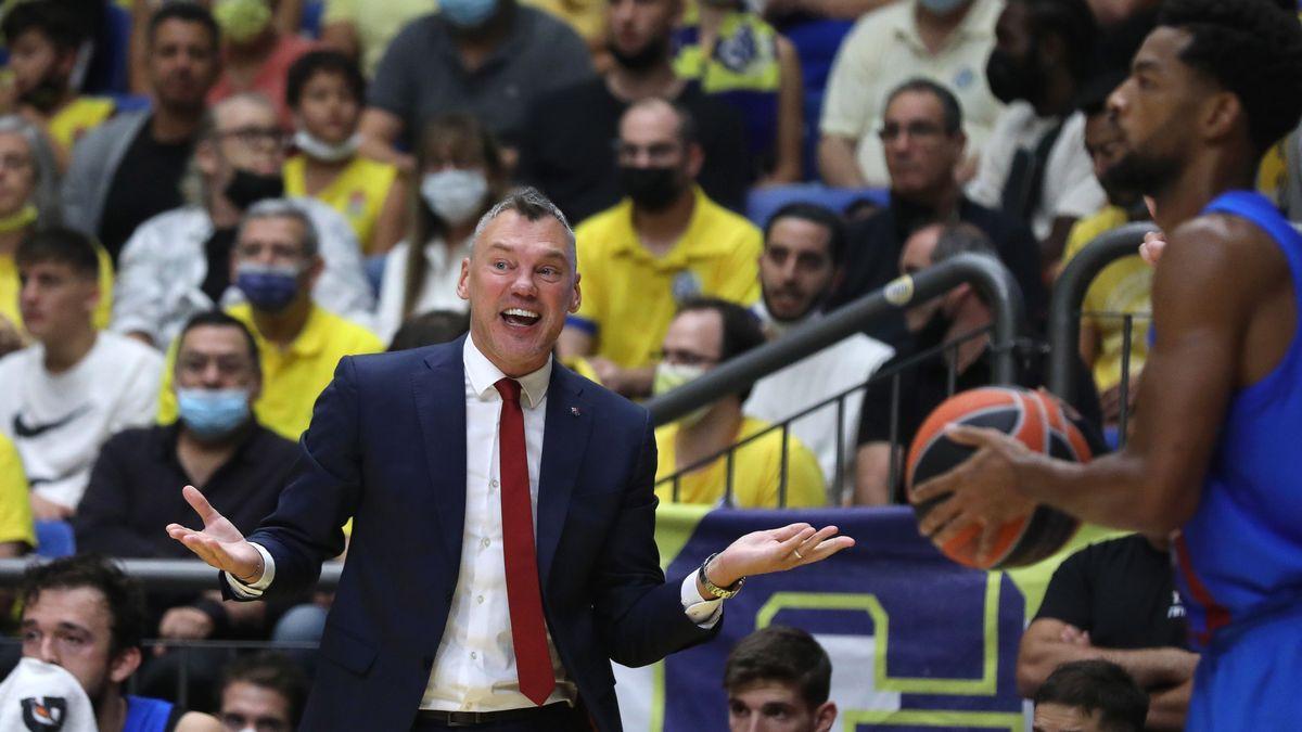 Jasikevicius, junto a Higgins, gesticula en un momento del partido contra el Maccabi.