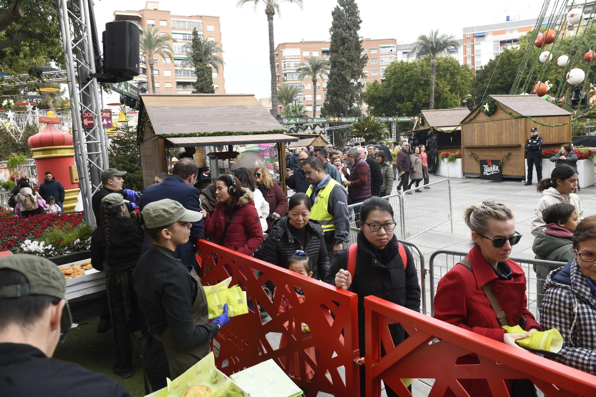 Reparto de pasteles de carne y marineras en la Plaza Circular de Murcia