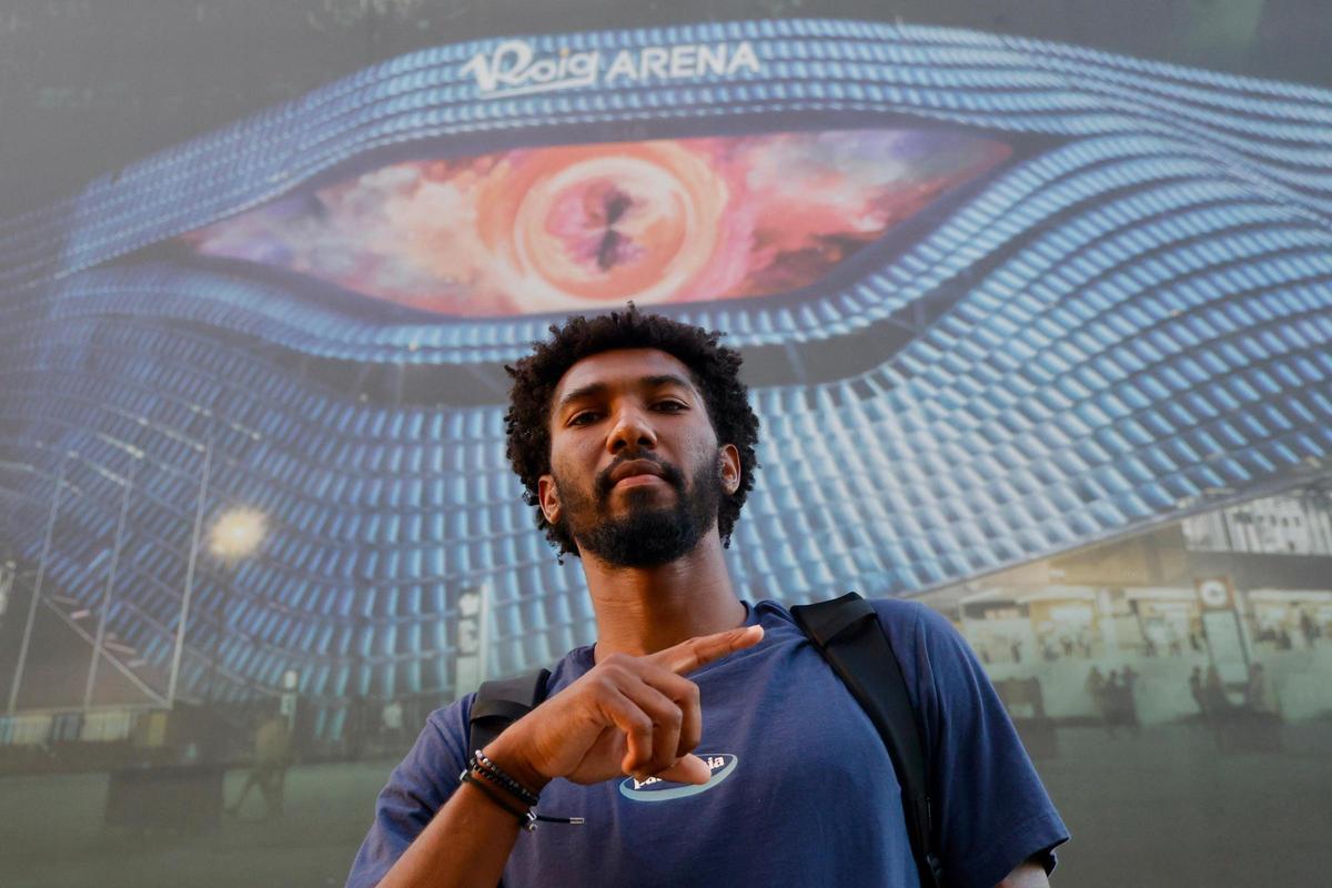 Armoni Brooks, en Manises con un cartel del Roig Arena de fondo.