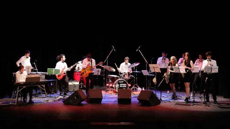 La música de Merlú Jazz Band pone ritmo al Principal
