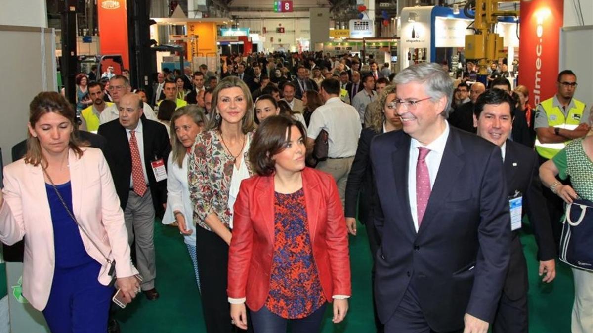 La vicepresidenta del Gobierno, Soraya Sáenz de Santamaría (centro), y el delegado especial del Estado en el Consorci de la Zona Franca de Barcelona, Jordi Cornet (derecha), en la clausura de la feria SIL del 2016.