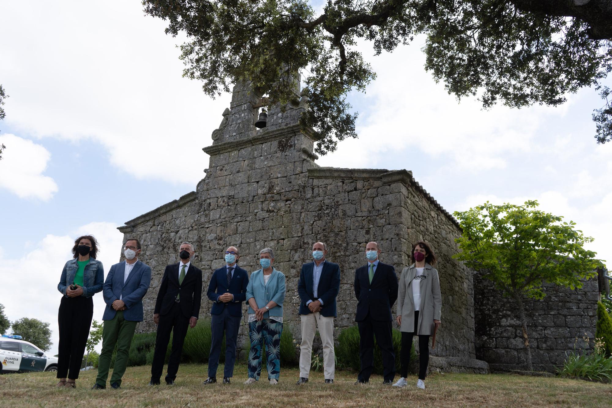 Los responsables de la Juna, Fundación Iberdrola y Ayuntamiento de Sayago en el exterior de la ermita de Fernandiel.