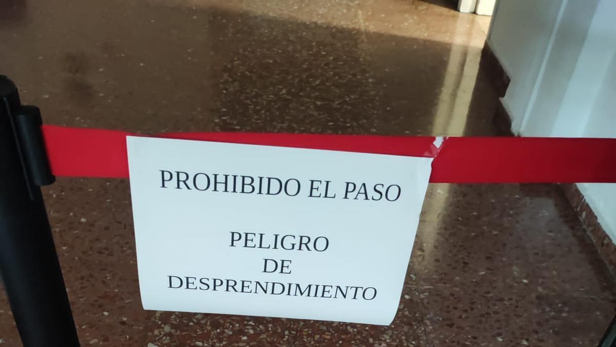 Un cartel impide el paso en un pasillo del centro cívico de la Fuensanta.