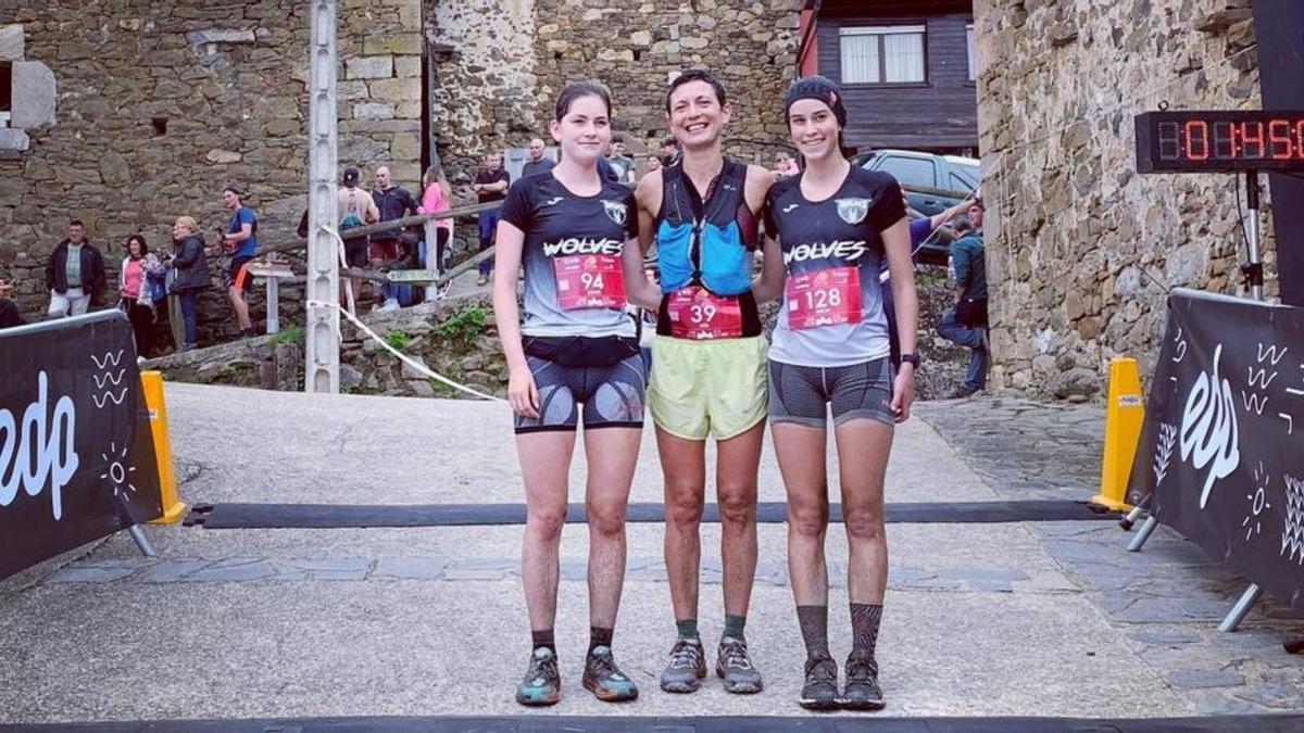 La ganadora, Estelita Santín, en el centro, con Sara Jonte a la izquierda y Aroa Calvo a la derecha. | Pastores de la Tercia