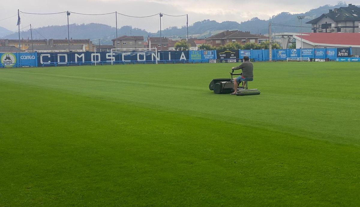 Trabajos en el césped del Marqués de la Vega de Anzo.