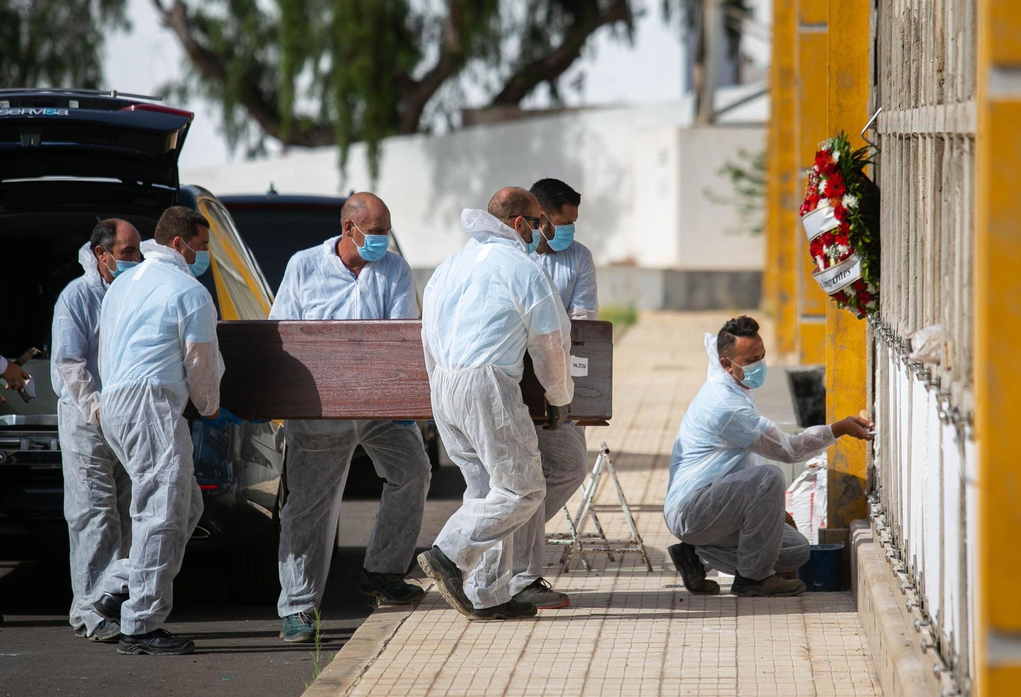 Entierro de 15 cuerpos de migrantes en Santa Lastenia, en Santa Cruz de Tenerife