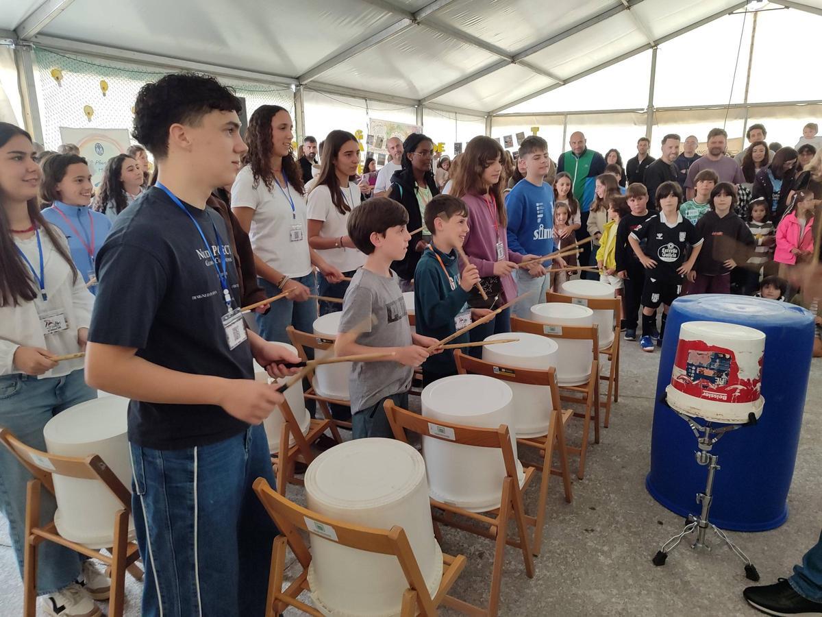Un momento de la actividad de ecopercusión en el interior del recinto.