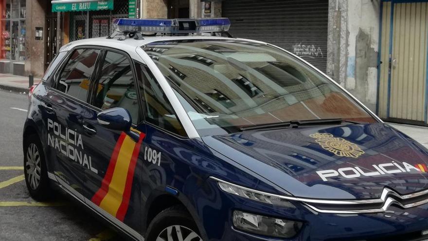 La Policía salva a una mujer y a sus dos bebés de un incendio en La Ería