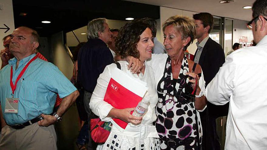 Elena Martín, a la izquierda, junto a la vicepresidenta de las Cortes Valencianas.