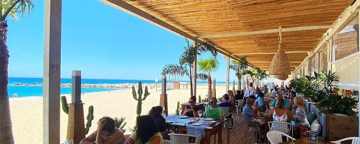 La terraza del restaurante chiringuito Boracay Beach, en Garrucha, Almería.
