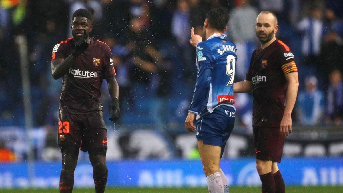 Sergio García y Samuel Umtiti discutiendo durante el partido