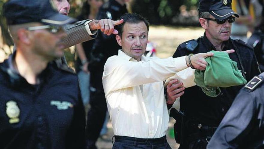 José Bretón, en el centro, durante la reconstrucción de los hechos realizada ayer en el parque cordobés. / efe