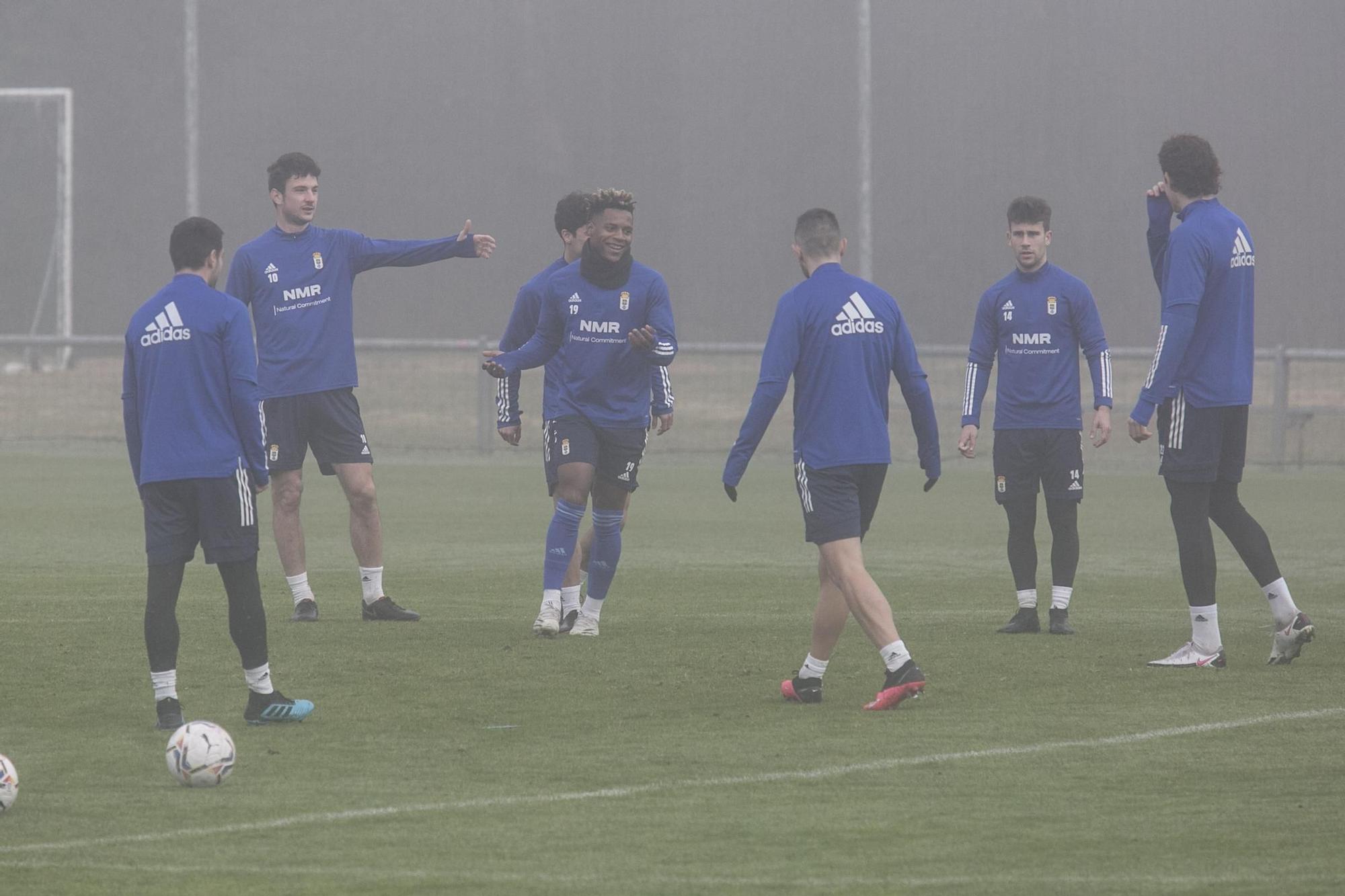 El entrenamiento del Oviedo en mitad de la niebla